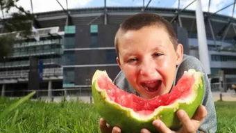 外国男网红吃瓜图片高清,高清图片揭秘瓜界新潮流